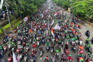 6.700 driver ojol dari beberapa kota seperti, Malang, Pasuruan, Sidoarjo berkumpul di Surabaya untuk menggelar aksi demonstrasi di beberapa titik, Selasa (20/5/2025).(KOMPAS.com/IZZATUN NAJIBAH)