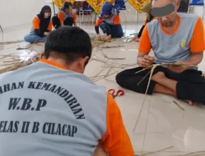 Lapas Cilacap Latih Warga Binaan Anyaman Daun Pandan