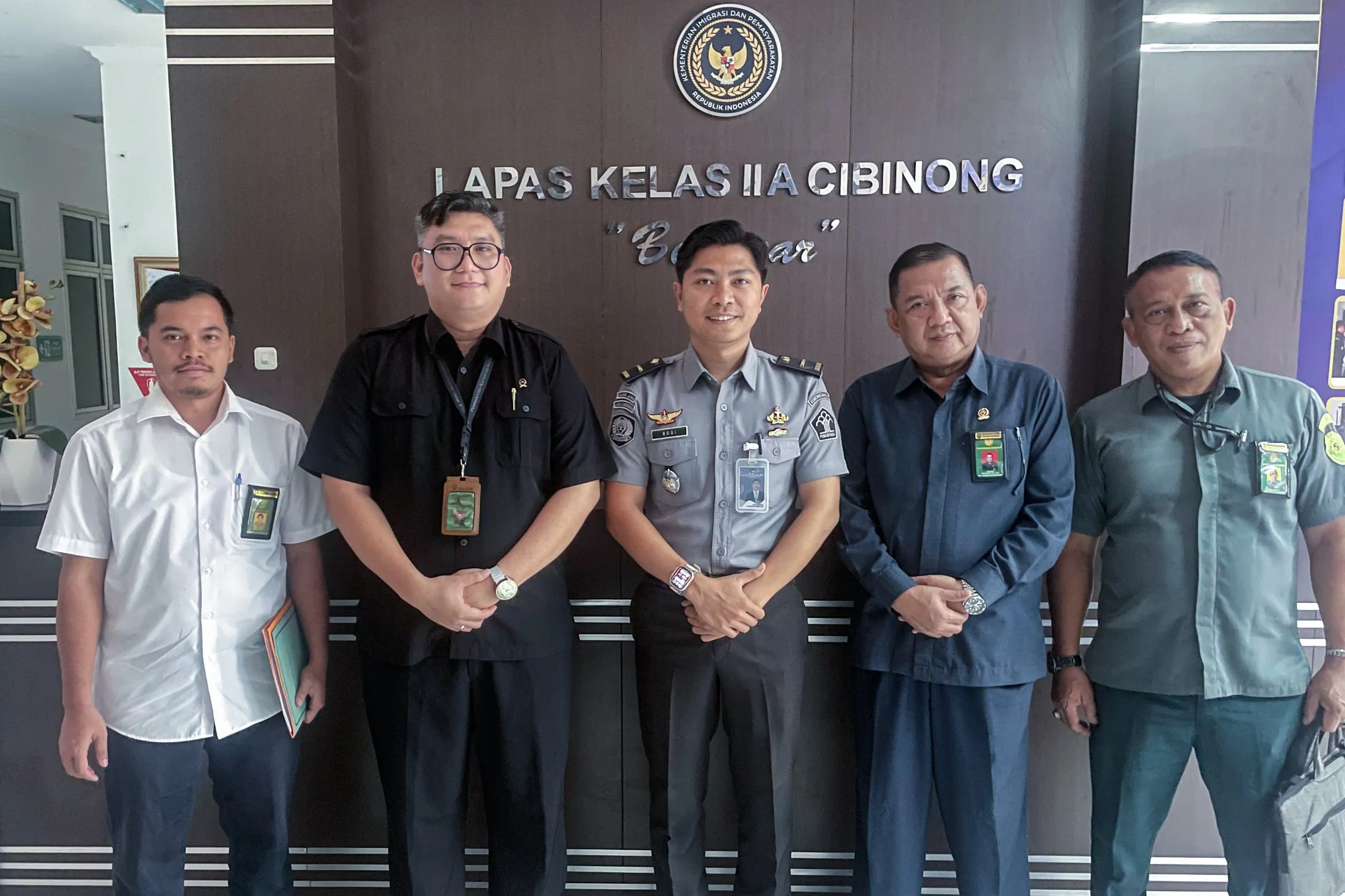 Hakim Wasmat Beserta Kasubsi Registrasi Lapas Cibinong (Dok. Istimewa)