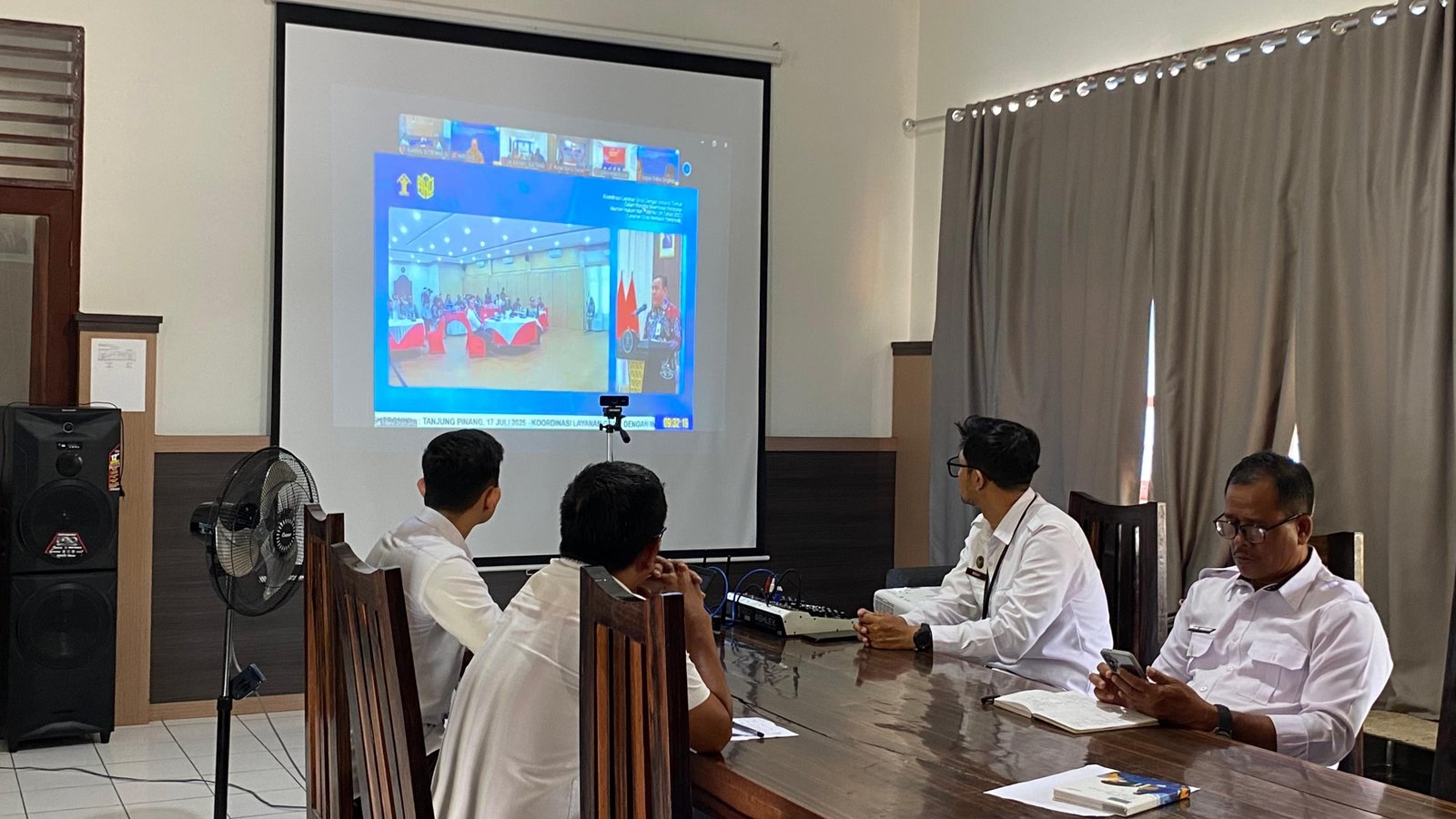 Kepala Kantor Wilayah Direktorat Jenderal Pemasyarakatan Sulawesi Tengah, Bagus Kurniawan, mengevaluasi langsung kinerja Pembimbing Kemasyarakatan (PK), asesor, serta Calon Pegawai Negeri Sipil (CPNS) angkatan 2024 dalam kegiatan penguatan layanan pemasyarakatan yang di gelar secara daring dan luring, Rabu (16/7/2025).