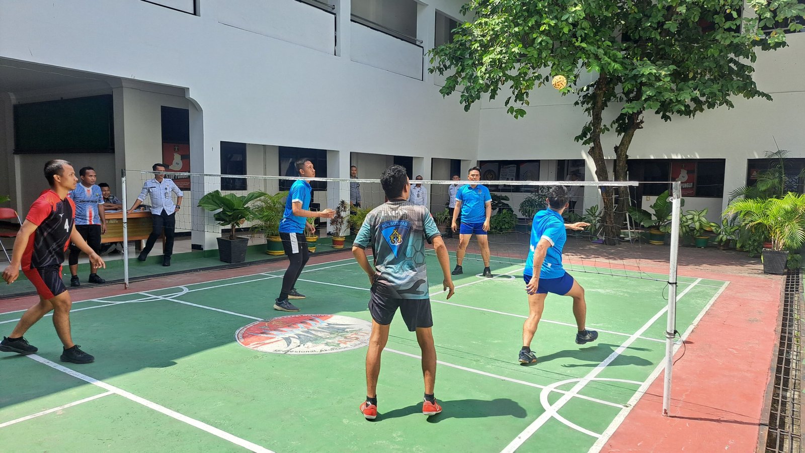 Kantor Wilayah Direktorat Jenderal Pemasyarakatan Sulawesi Tengah ambil bagian dalam turnamen sepak takraw antarunit kerja yang di gelar dalam rangka memperingati Hari Pengayoman Ke-80, Senin (21/7/2025).