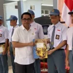 Kakanwil Ditjenpas Sulteng menyerahkan ijazah pendidikan kesetaraan kepada 9 anak binaan Lembaga Pembinaan Khusus Anak Palu Rabu (23/7/2025).