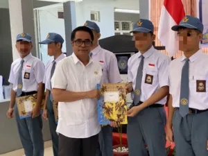 Kakanwil Ditjenpas Sulteng menyerahkan ijazah pendidikan kesetaraan kepada 9 anak binaan Lembaga Pembinaan Khusus Anak Palu Rabu (23/7/2025).