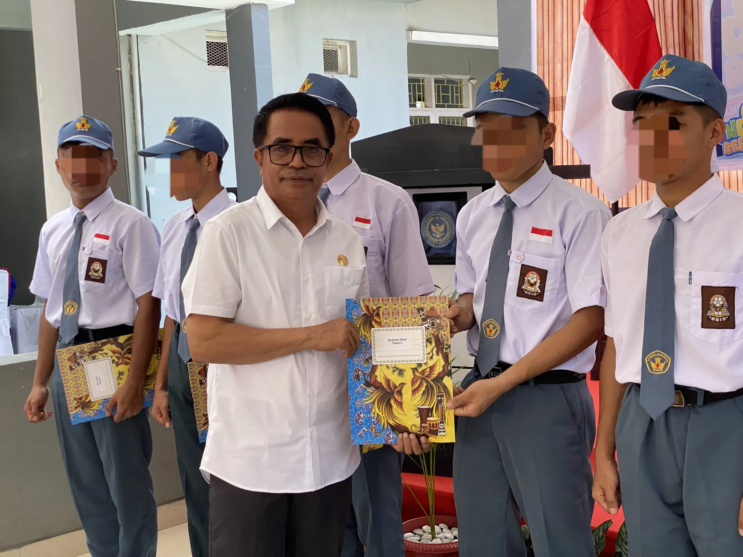 Kakanwil Ditjenpas Sulteng menyerahkan ijazah pendidikan kesetaraan kepada 9 anak binaan Lembaga Pembinaan Khusus Anak Palu Rabu (23/7/2025).