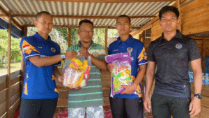 Melalui program bantuan sosial yang di laksanakan secara rutin, Lapas Kasongan menyalurkan 10 paket sembako kepada warga kurang mampu di sekitar lingkungan lapas, Jumat (18/7).