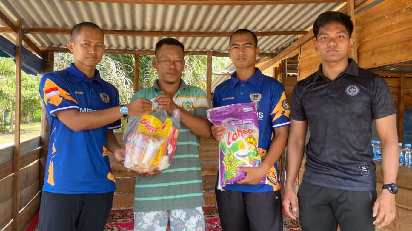 Melalui program bantuan sosial yang di laksanakan secara rutin, Lapas Kasongan menyalurkan 10 paket sembako kepada warga kurang mampu di sekitar lingkungan lapas, Jumat (18/7).