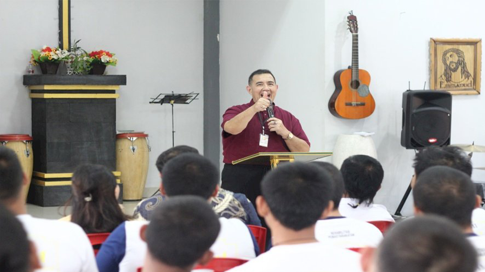 Lembaga Pemasyarakatan (Lapas) Narkotika Kelas IIA Bangli bekerja sama dengan Kantor Kementerian Agama (Kemenag) Kabupaten Bangli hadirkan Pendeta Gilbert Lumoindong untuk memimpin ibadah rohani di Gereja Immanuel Lapas.