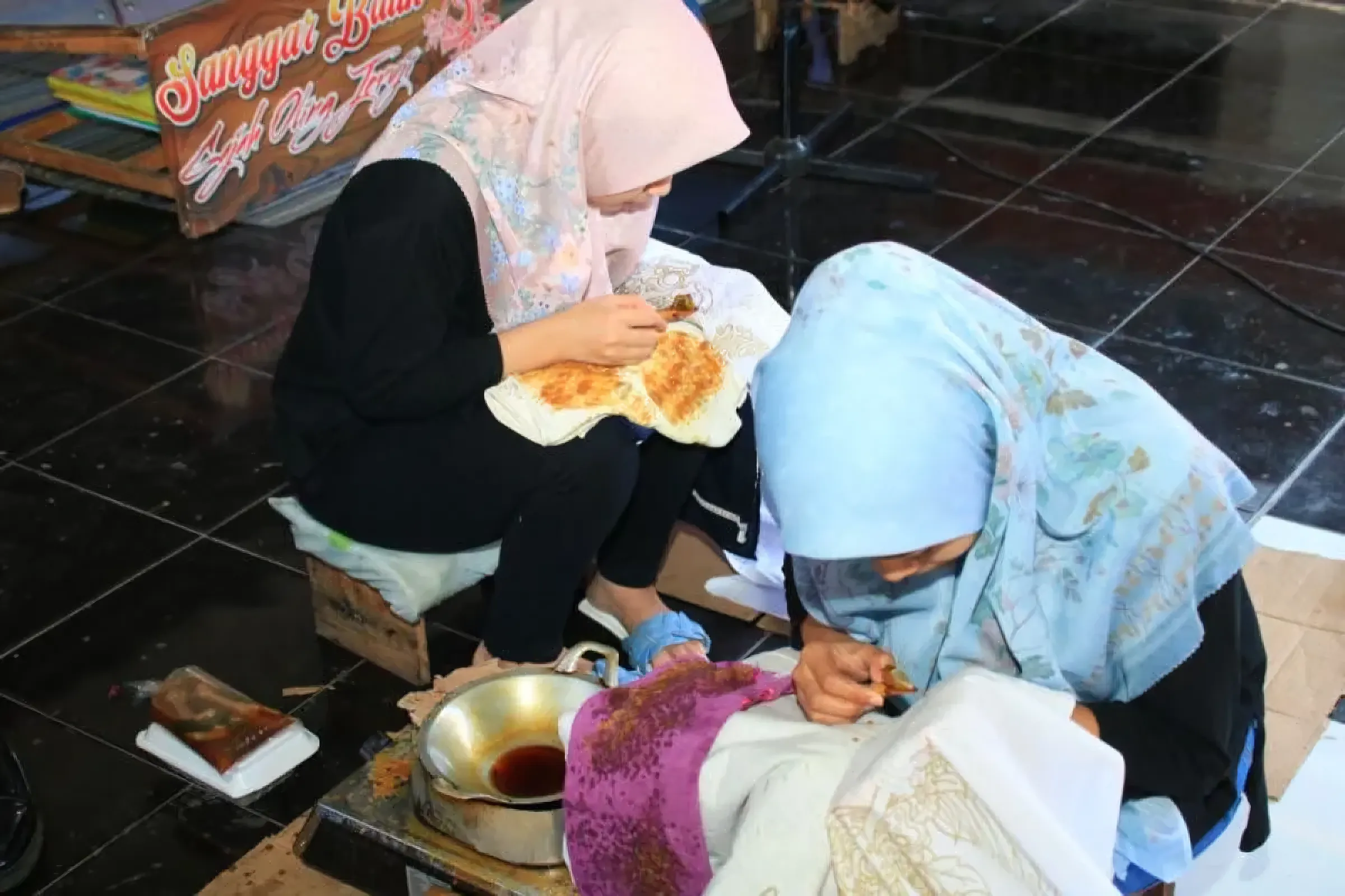 Batik tulis karya warga binaan Lembaga Pemasyarakatan (Lapas) Kelas IIA Banyuwangi, Jawa Timur, sukses mencuri perhatian publik.