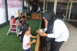 Mengusung tema “Anak Terlindungi, Indonesia Maju”, Lapas Jambi menggelar kegiatan khusus yang ramah anak bagi para pengunjung cilik Warga Binaan, Rabu (23/7).