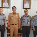 Kalapas Kelas IIB Muara Bulian, M. Ilham Santoso Sahdani, bersama Kepala Seksi Bimbingan Narapidana dan Kegiatan Kerja, Haszuwan Affandi, melakukan pertemuan strategis dengan Bupati Kabupaten Batanghari, Mhd Fadhil Arief, di ruang kerja Bupati pada Senin (21/07).