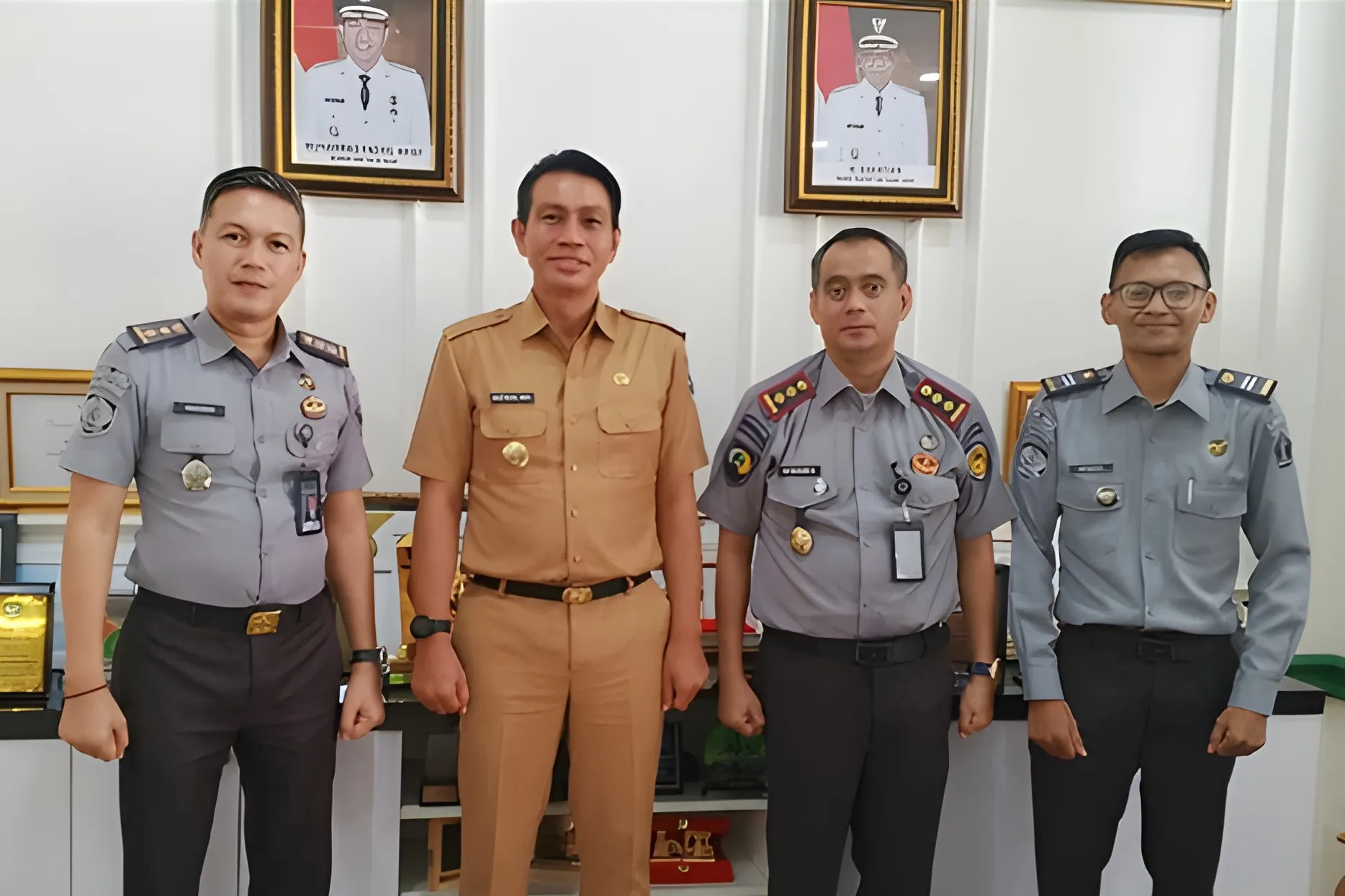 Kalapas Kelas IIB Muara Bulian, M. Ilham Santoso Sahdani, bersama Kepala Seksi Bimbingan Narapidana dan Kegiatan Kerja, Haszuwan Affandi, melakukan pertemuan strategis dengan Bupati Kabupaten Batanghari, Mhd Fadhil Arief, di ruang kerja Bupati pada Senin (21/07).