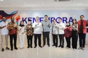 Menpora RI Dito Ariotedjo menerima kunjungan penting dari Gubernur Maluku Hendrik Lewerissa dan Wali Kota Tual Akhmad Yani Renuat di lantai 10 Graha Kemenpora, Senayan, Jakarta, Jumat (25/7) sore.