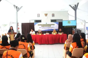 Sebanyak 60 warga binaan Lapas Perempuan Kelas IIA Semarang tampak antusias mengikuti kegiatan pengabdian masyarakat dari mahasiswa Program Magister Hukum, Fakultas Hukum Universitas 17 Agustus 1945 (Untag) Semarang, Jumat (25/7).