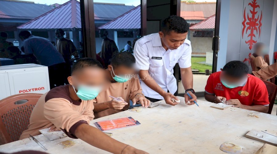 LPKA Ambon gelar pelatihan teknik dan praktik pembuatan perhiasan dari kerang mutiara bagi anak binaan bersama Asosiasi Pengrajin Kerang Mutiara Hatukau, Batu Merah(Dok.Istimewa)