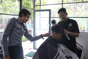 Kembangkan Skill Warga Binaan, Lapas Cibinong Hadirkan Barbershop El-Cibi