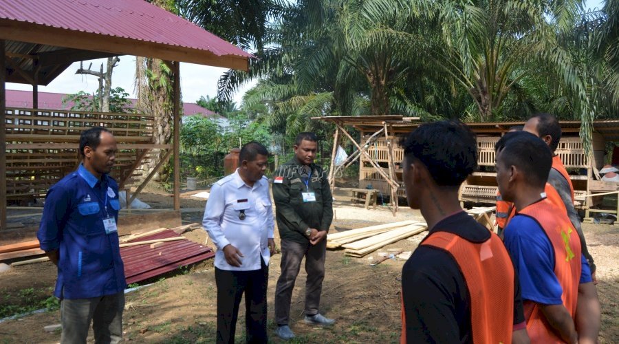 Lapas Muara Tebo Bangun Kandang Ayam Petelur bersama Instruktur dari BLK dan Dinas Peternakan