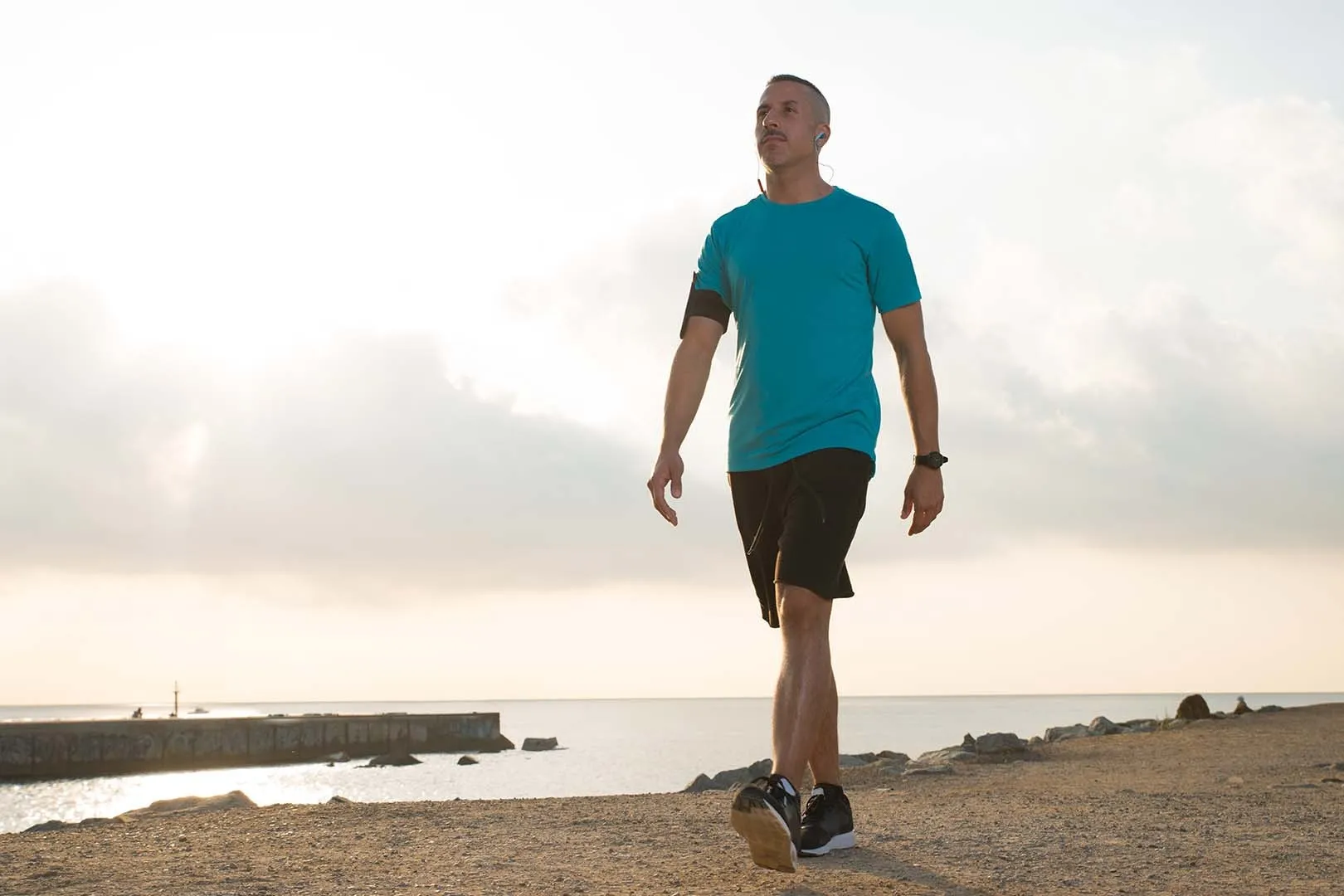 Jalan kaki cepat selama beberapa menit juga sudah bisa menjaga kebugaran tubuh.