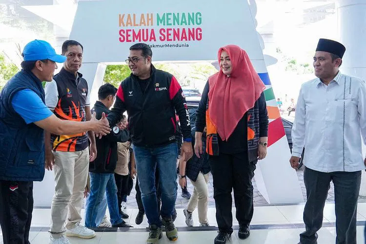 Menteri Ekonomi Kreatif, Teuku Riefky Harsya, saat membuka secara resmi cabang esports Olahraga Petualangan dan Tantangan (OPT) dalam Festival Olahraga Masyarakat Nasional (FORNAS) VIII di Mataram, Nusa Tenggara Barat, Sabtu (26/7/2025).