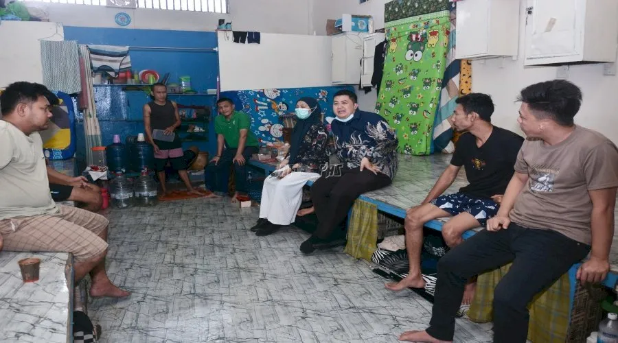 Lapas Narkotika Kelas IIB Muara Sabak laksanakan kegiatan Jumat Bersih yang di rangkaikan dengan pemeriksaan kesehatan keliling dalam menciptakan lingkungan hunian yang bersih, sehat, dan nyaman, Jumat (25/7).