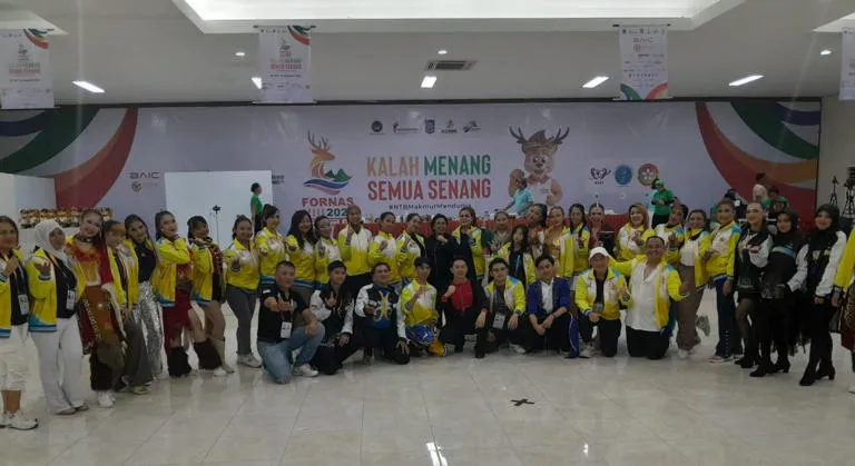 Lima atlet Line Dance asal Kaltim meramaikan lomba di Aula Bir Ali 1, Asrama Haji Mataram, NTB, Selasa (29/7/2025). (Dok.Istimewa)
