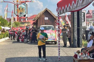 Bupati Murung Raya Heriyus secara resmi melepas keberangkatan karnaval yang di ikuti oleh peserta dari OPD, kecamatan, serta umum, Selasa (29/7). (Dok.Istimewa)