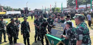 Penutupan acara Karya Bakti TNI 2025 di isi penyerahan simbolis bantuan: 2.500 paket sembako, pengobatan gratis, renovasi RTLH, sumur bor, dan pengerasan jalan, di Desa Sajira, Kecamatan Sajira, Kabupaten Lebak.