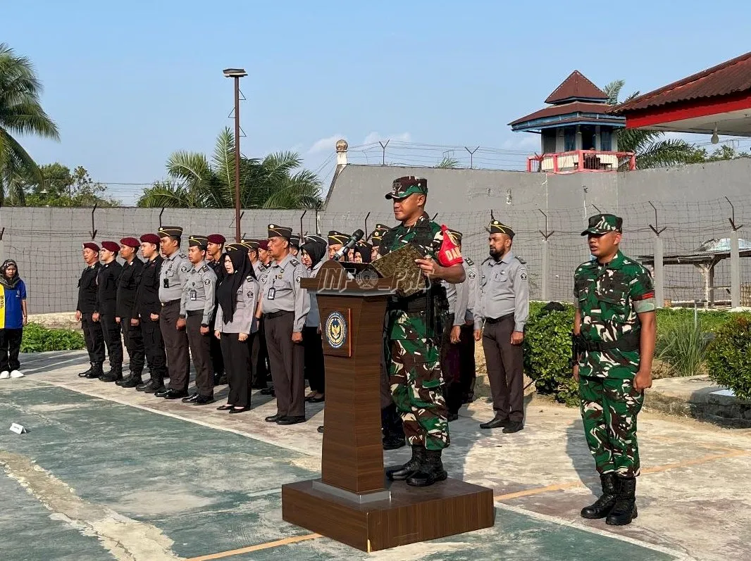 Lapas Kelas IIB Muara Bungo menggelar upacara bendera bersama Komandan Kodim (Dandim) 0416/Bute, Letkol Inf Dedy Pungky Irawanto dalam rangka menumbuhkan kesadaran berbangsa dan bernegara bagi Warga Binaan, Selasa (22/7).