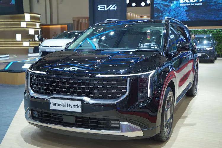 PT Kreta Indo Artha (KIA), pemegang merek Kia di Indonesia, turut menyajikan deretan mobil keluarga modern melalui Carnival Hybrid dan Carens di GIIAS 2025. (Dok.KIA)