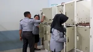 LPKA Kelas II Ambon laksanakan penggeledahan di wisma hunian Anak Binaan untuk menjaga keamanan dan ketertiban lingkungan, Senin (28/7).