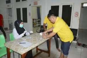 Sebanyak 6 orang Warga Binaan Lapas Narkotika Kelas IIB Muara Sabak yang telah menyelesaikan masa pidananya, menjalani tahapan akhir pembebasan dengan mengikuti tes urine, Selasa (29/7).