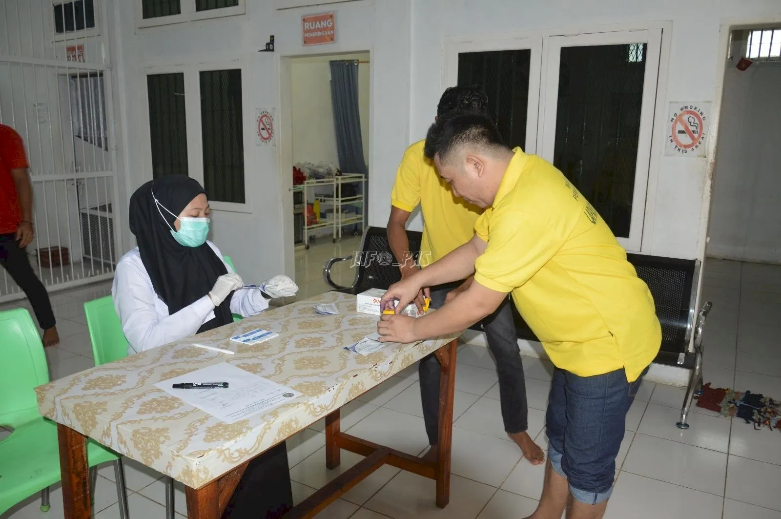 Sebanyak 6 orang Warga Binaan Lapas Narkotika Kelas IIB Muara Sabak yang telah menyelesaikan masa pidananya, menjalani tahapan akhir pembebasan dengan mengikuti tes urine, Selasa (29/7).
