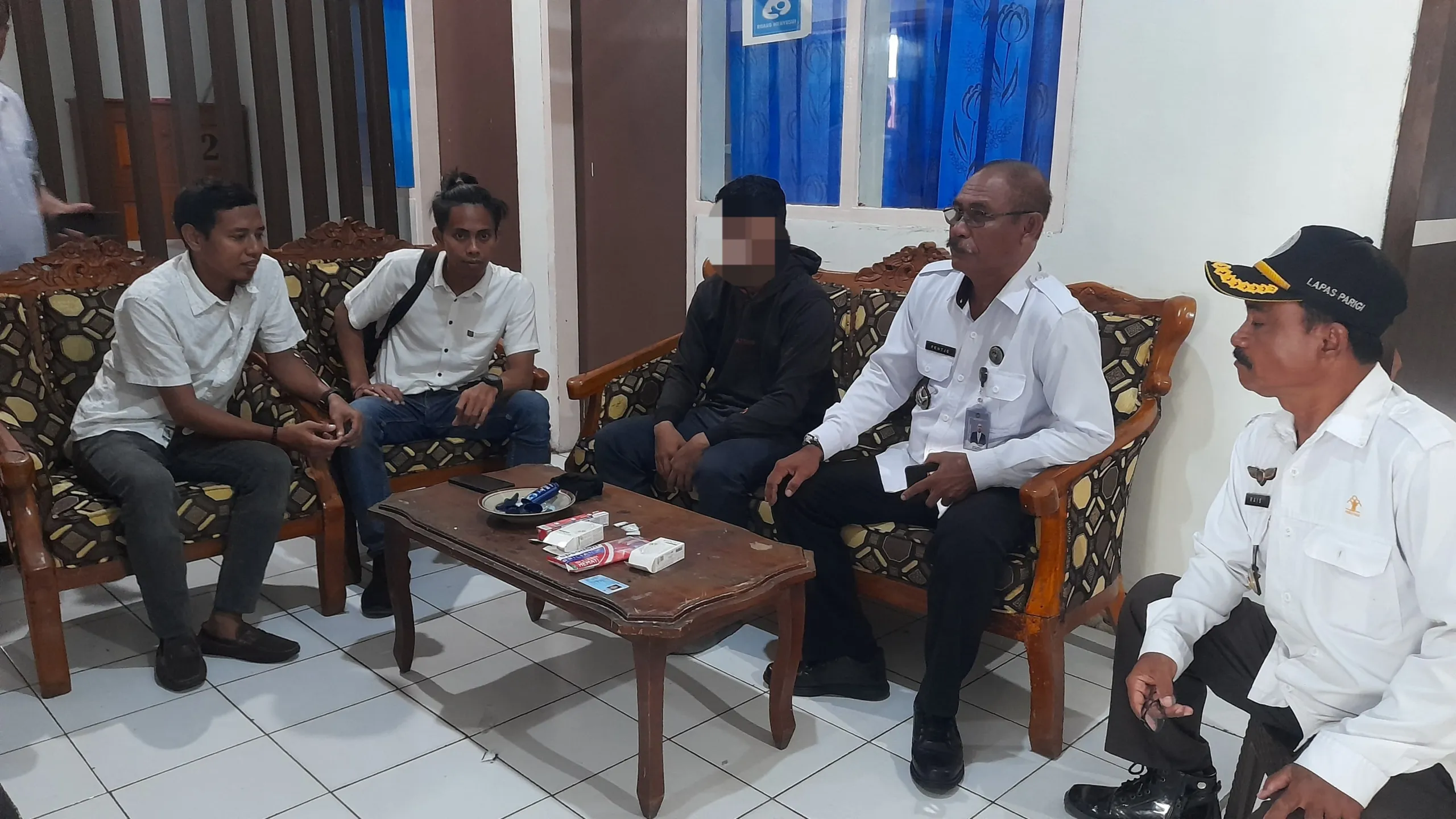 Petugas Lembaga Pemasyarakatan Kelas III Parigi menggagalkan upaya penyelundupan barang mencurigakan yang di selipkan dalam barang titipan untuk warga binaan, Rabu (6/8/2025). (Humas_Ditjenpas_Sulteng)