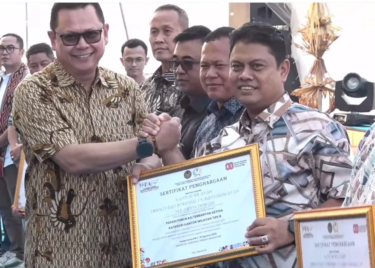 Kanwil Ditjenpas Sulawesi Tengah raih penghargaan publikasi terbanyak ketiga kategori Tipe B untuk IPPAFEST 2025. (Humas Ditjenpas Sulteng)
