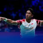 Dalam partai final Macau Open 2025 yang berlangsung di Macau East Asian Games Dome, Minggu (3/8/2025), Alwi tampil dominan saat menundukkan wakil Malaysia, Justin Hoh, dua gim langsung dengan skor 21-15, 21-5. (Dok.Xinhua/Sunfei)