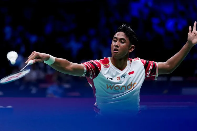 Dalam partai final Macau Open 2025 yang berlangsung di Macau East Asian Games Dome, Minggu (3/8/2025), Alwi tampil dominan saat menundukkan wakil Malaysia, Justin Hoh, dua gim langsung dengan skor 21-15, 21-5. (Dok.Xinhua/Sunfei)
