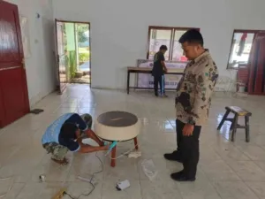 Warga binaan Lapas Kelas IIB Piru ubah ban bekas jadi meja seni sebagai bagian pembinaan kemandirian di bengkel kerja Lapas. (Dok: Humas Lapas Piru)