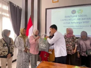 Lapas Kelas IIB Batang menunjukkan kepedulian terhadap keluarga Warga Binaan dengan menggelar kegiatan bantuan sosial, Senin (25/8). (Web. Ditjenpas)