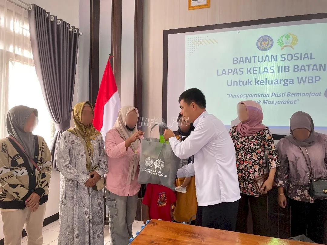 Lapas Kelas IIB Batang menunjukkan kepedulian terhadap keluarga Warga Binaan dengan menggelar kegiatan bantuan sosial, Senin (25/8). (Web. Ditjenpas)