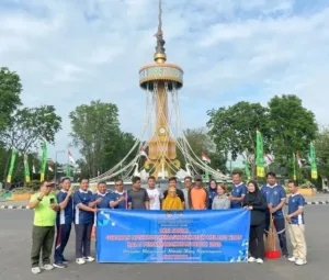 Klien Bapas Jambi Peduli Bersihkan Tugu Keris Siginjai