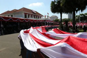 Bendera merah putih sepanjang 14,9 km dibentangkan di sekitar Gedung Grahadi dan jalan utama Surabaya saat upacara HUT RI ke-80, 17 Agustus 2025. (Achmad Faizal)