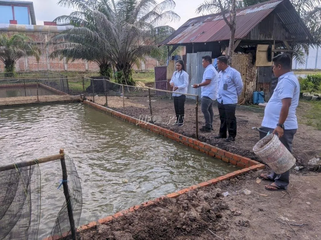 Lapas Sarolangun perkuat ketahanan pangan lewat budidaya ikan patin, didukung kunjungan penyuluh Disnakkan Sarolangun. (Web. Ditjenpas)
