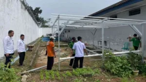 Lapas Metro mulai mempersiapkan lokasi budidaya pertanian hidroponik dengan memanfaatkan area beranggang Lapas. Persiapan tersebut di lakukan pada Senin (25/8/2025). (Humas Lapas Metro)