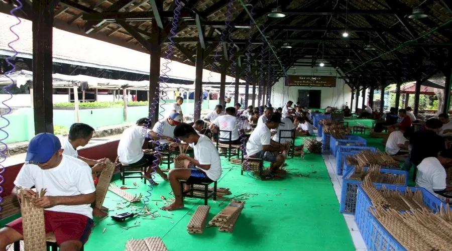 Lapas Madiun dorong kemandirian Warga Binaan lewat program pembuatan furnitur yang edukatif, produktif, dan bernilai ekonomis. (Web. Ditjenpas)