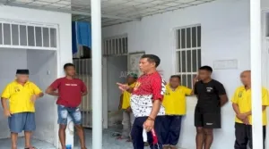 Lapas Namlea berkomitmen memberantas halinar lewat pendekatan humanis, dengan Kepala Lapas dan Kepala Kamtib menyapa Warga Binaan di blok perumahan, Jumat (22/8). (Web Ditjenpas)
