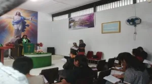 Lapas Kelas III Saparua gelar ibadah Minggu di gereja Lapas, diikuti petugas, keluarga, dan Warga Binaan Kristen, Minggu (24/8). (Web. Ditjenpas)
