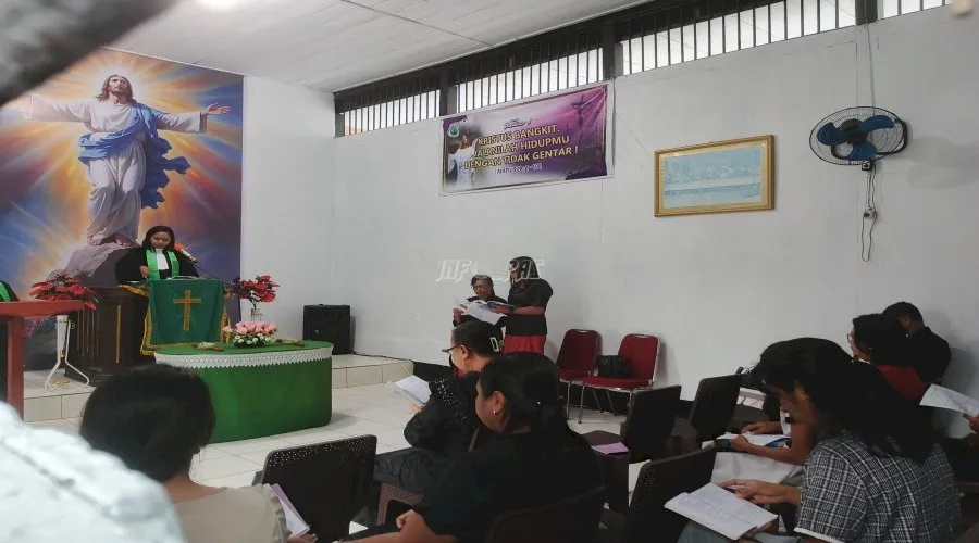 Lapas Kelas III Saparua gelar ibadah Minggu di gereja Lapas, diikuti petugas, keluarga, dan Warga Binaan Kristen, Minggu (24/8). (Web. Ditjenpas)