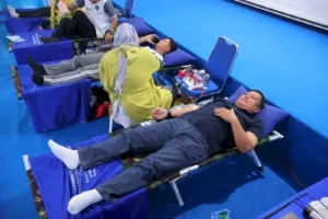 Kakanwil Ditjenpas Kalsel Mulyadi dan jajaran ikut donor darah di Lapas Banjarmasin dalam rangka HUT ke-80 RI, Jumat (22/8). (Web. Ditjenpas)