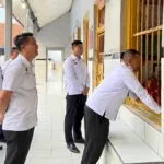 Kalapas Brebes tegaskan komitmen peningkatan layanan dan pembinaan Warga Binaan saat kunjungan Bintorwasdal oleh Kakanwil Ditjenpas Jateng, Senin (25/8). (Web. Ditjenpas)