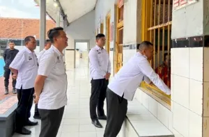 Kalapas Brebes tegaskan komitmen peningkatan layanan dan pembinaan Warga Binaan saat kunjungan Bintorwasdal oleh Kakanwil Ditjenpas Jateng, Senin (25/8). (Web. Ditjenpas)