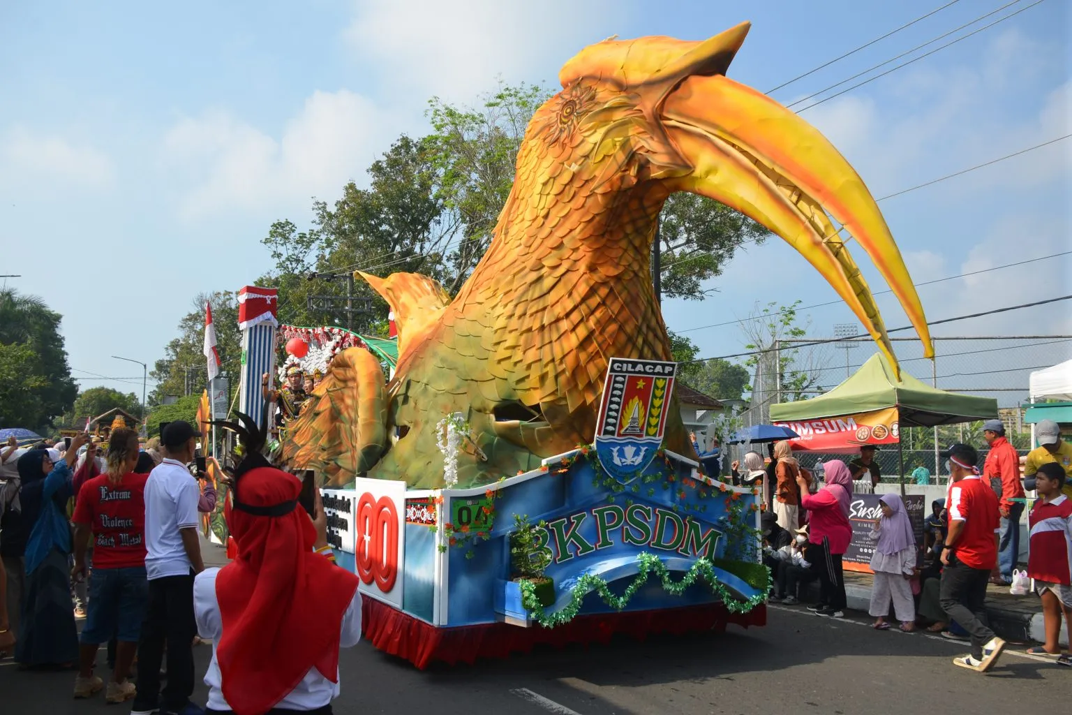Sebanyak 91 mobil hias meriahkan karnaval HUT ke-80 Kemerdekaan RI di Kabupaten Cilacap, Sabtu 23 Agustus 2025. (Dok. Istimewa)